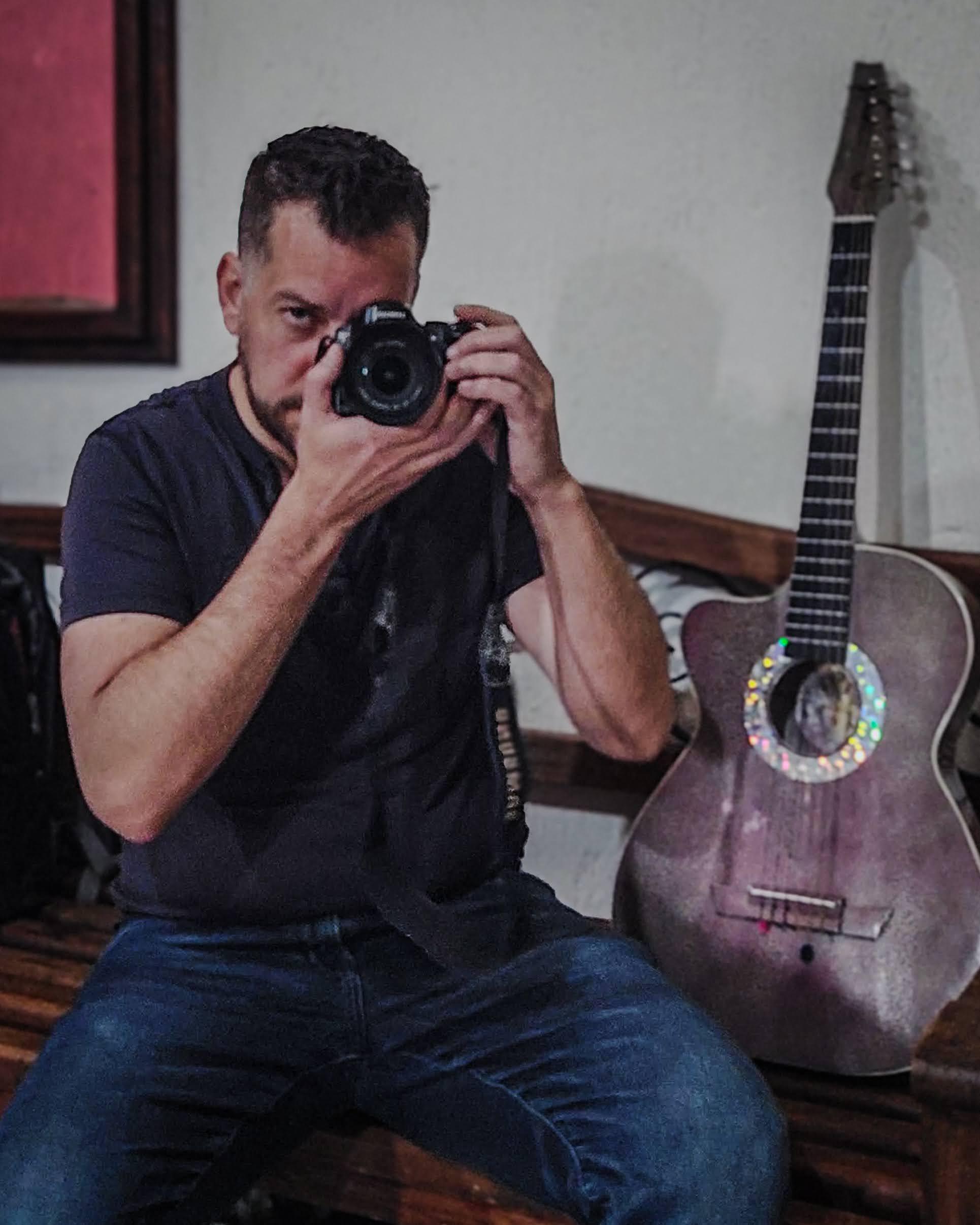 Edgar Bravo, Escritor, Fotógrafo y Artista mexicano