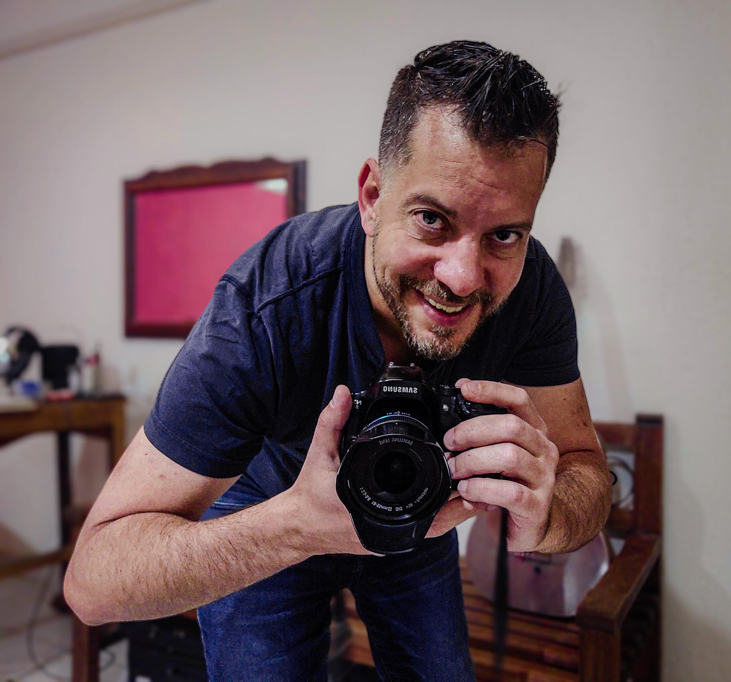 Edgar Bravo, Escritor, Fotógrafo y Artista mexicano