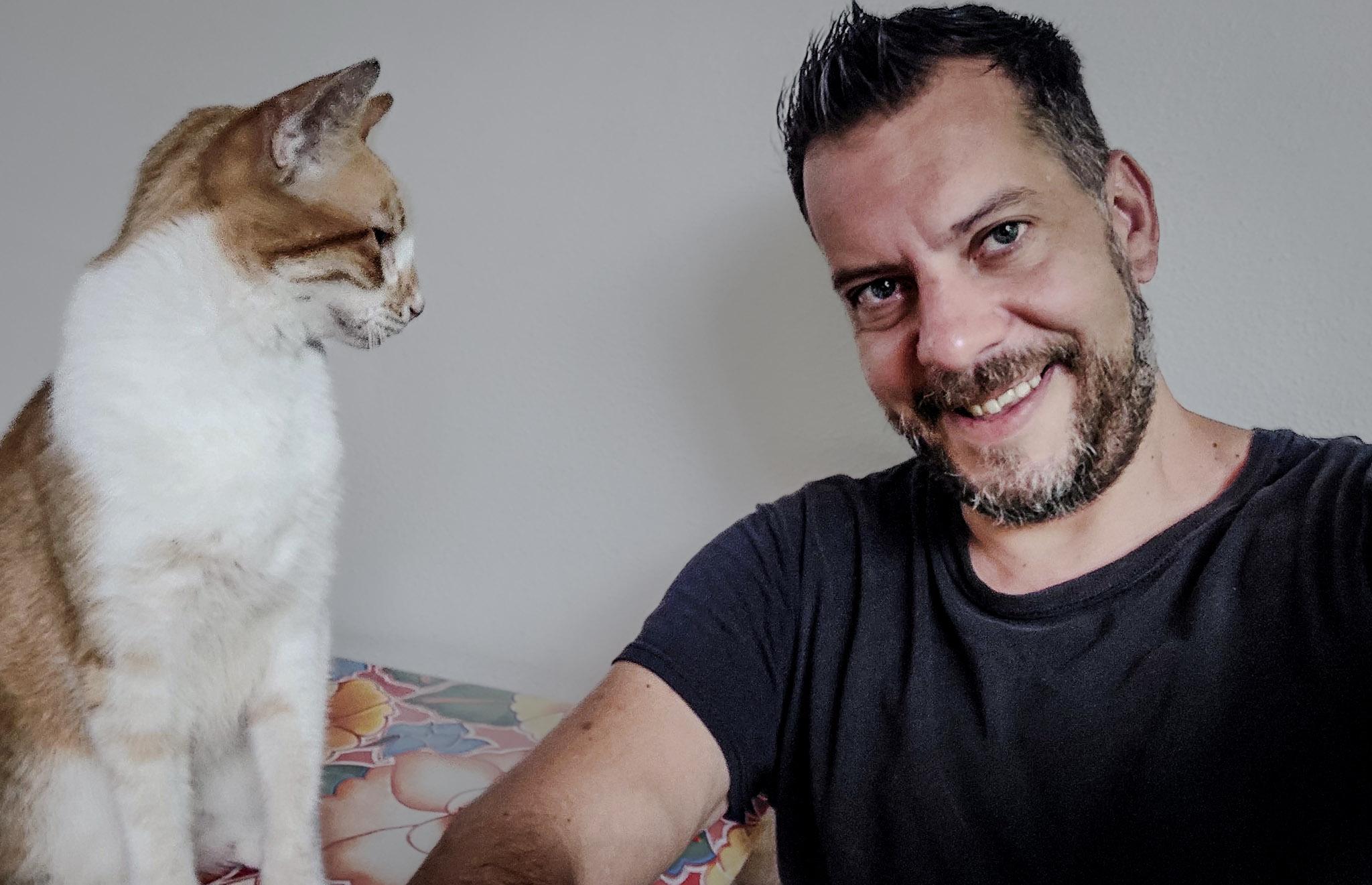 Edgar Bravo, contacto, foto de Edgar y un gatito llamado Dude