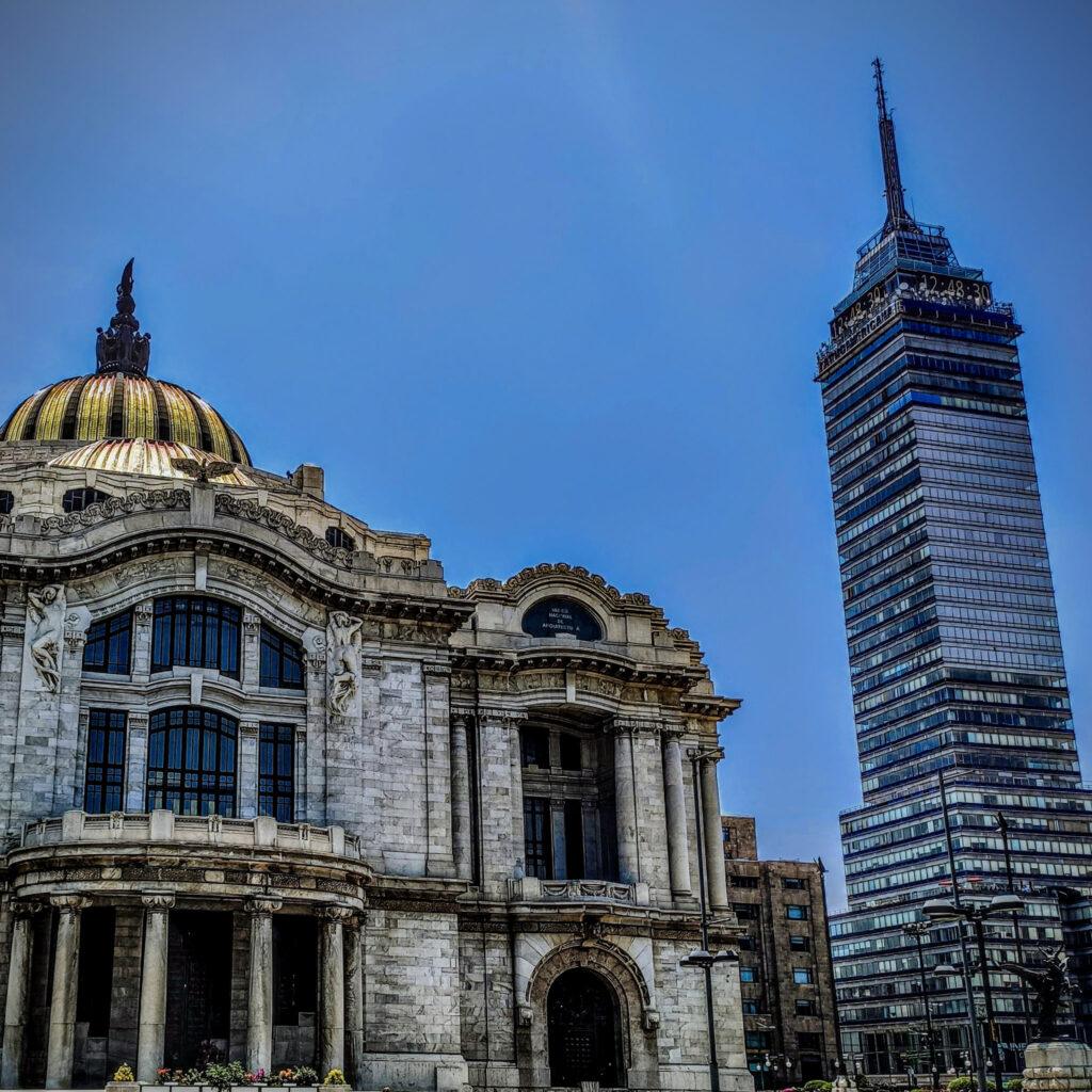 Fotografía de la Torre latinoamericana y el Palacio de las Bellas Artes en Ciudad de México por Edgar Bravo