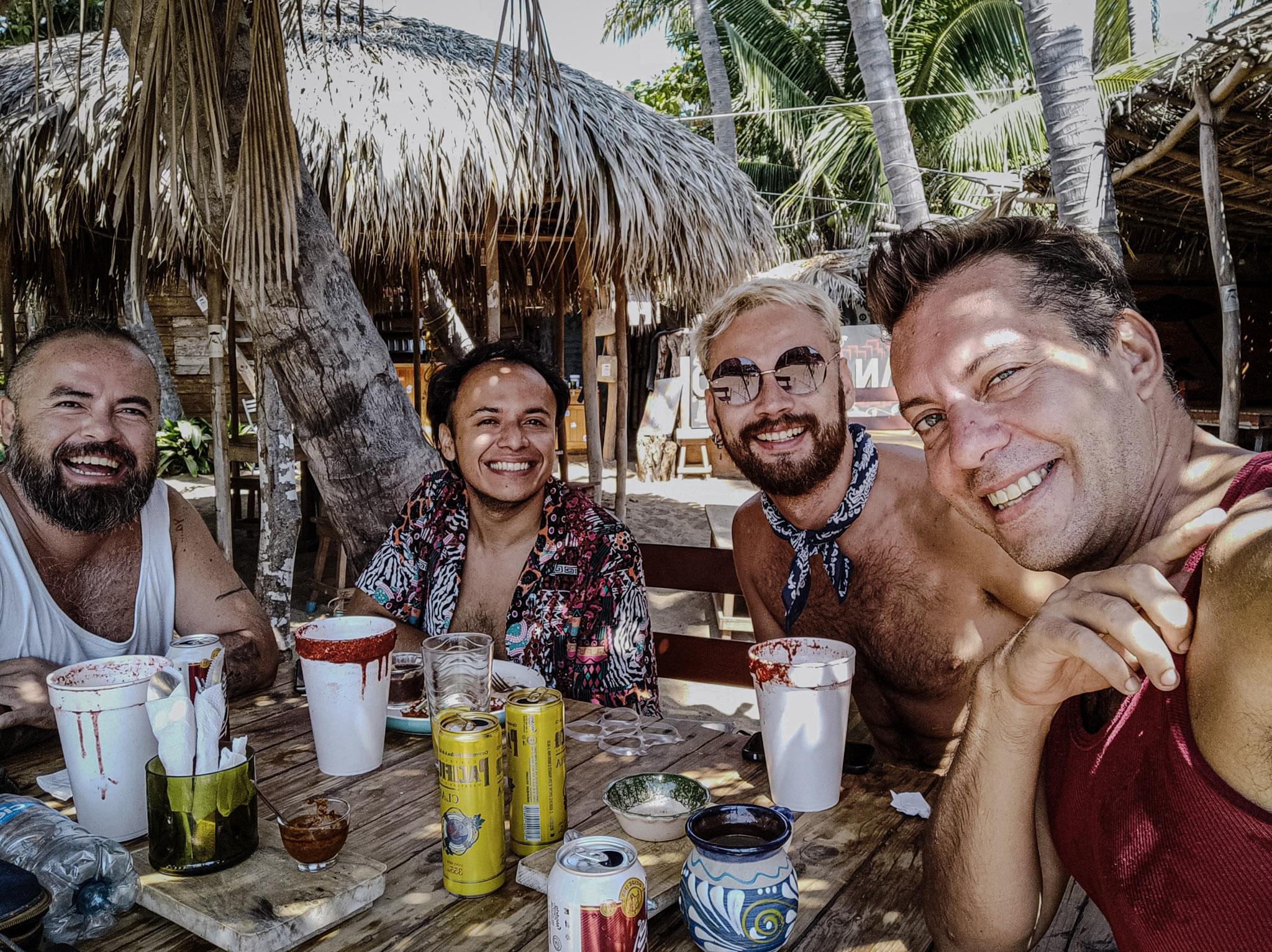 Fotografías de Edgar Bravo con amigos en modo selfie