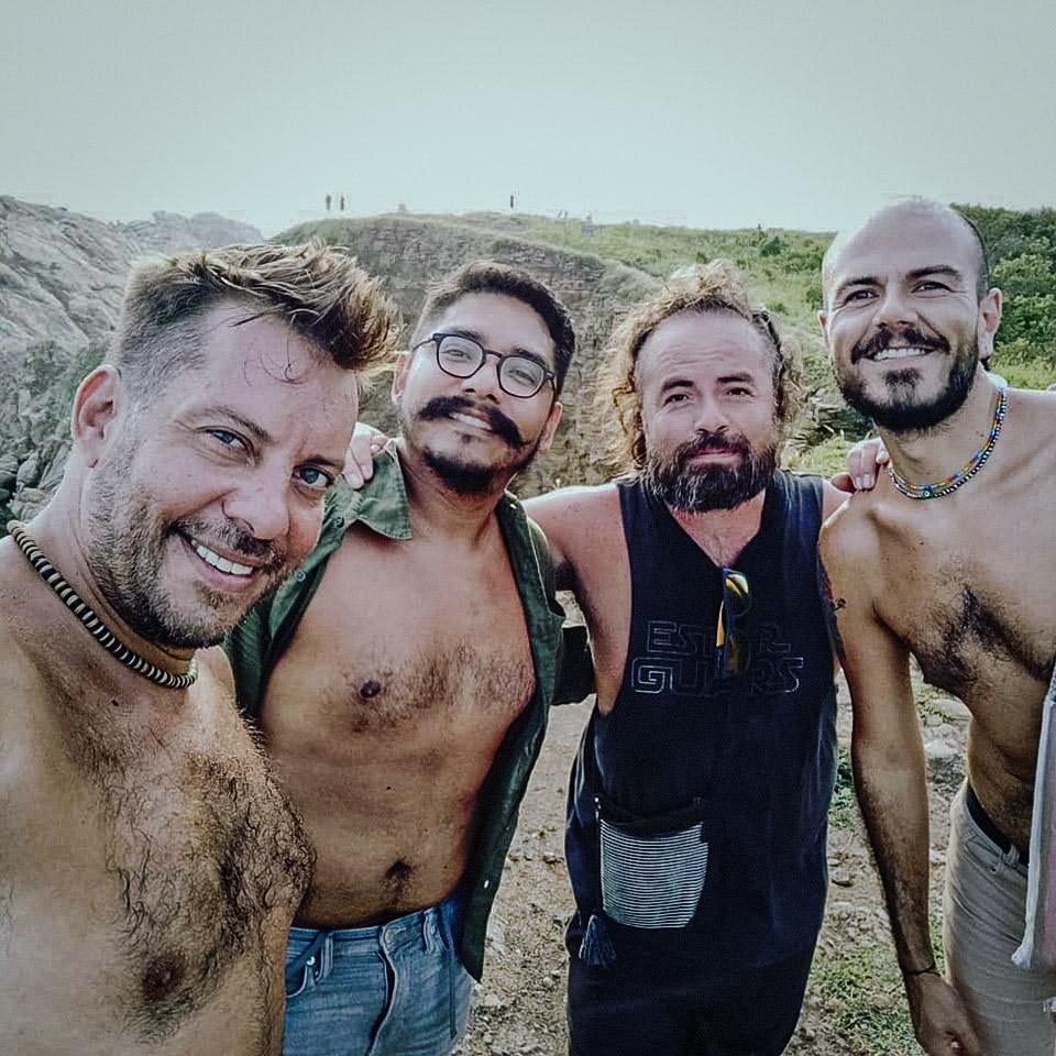 Fotografías de Edgar Bravo con amigos en modo selfie