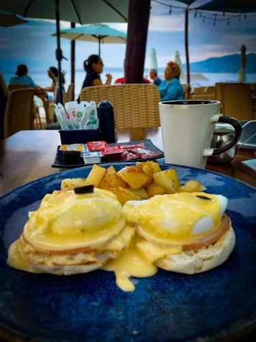 Benedictinos en la playa by Edgar Bravo